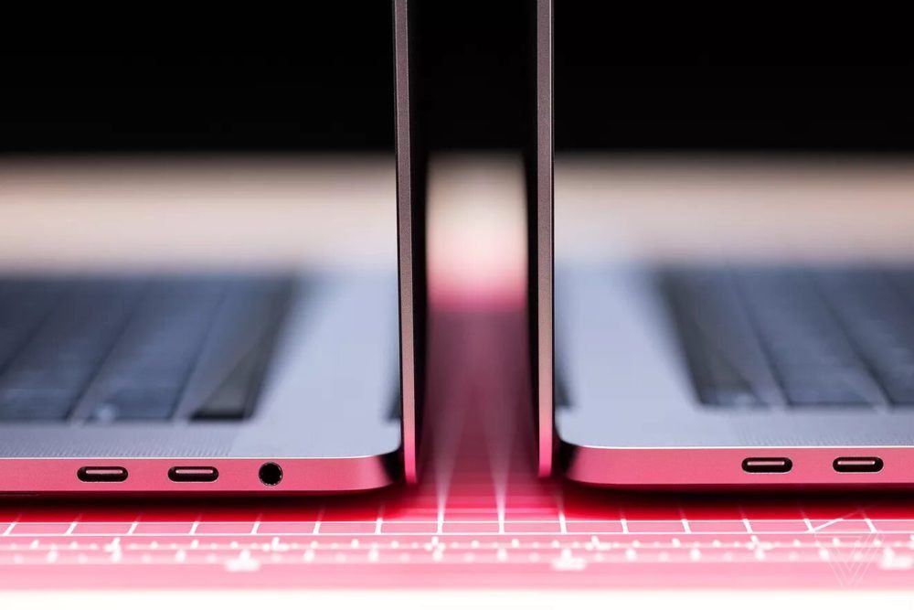 16-дюймовый MacBook Pro справа