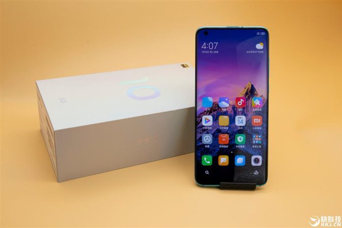 Xiaomi Mi 10 в синем цвете