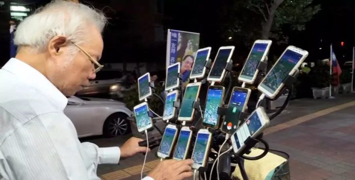 Китаец использует сразу 30 смартфонов