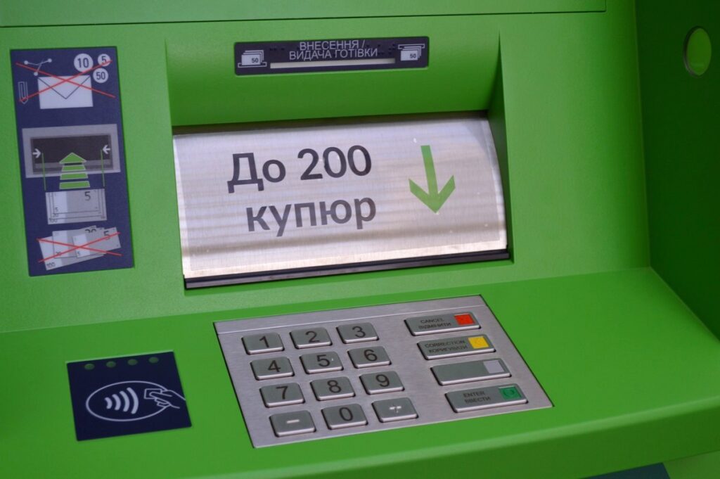 В Приватбанке изменили правила снятия налички через банкоматы