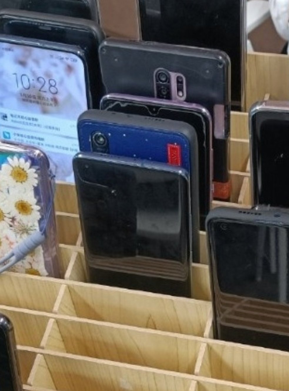 Засветившийся смартфон, предположительно - бюджетный Redmi 9 4G