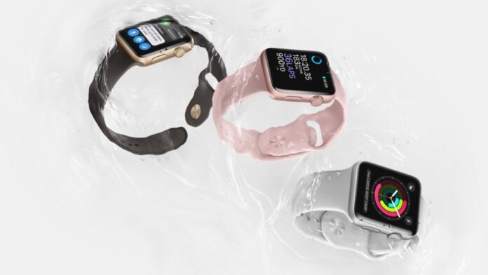 Процесс извлечения воды с отверстий в Apple Watch показали в замедленной съемке