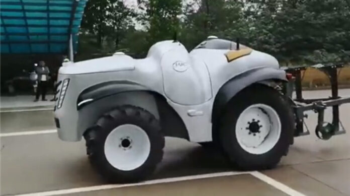 Китайцы создали беспилотный трактор на электротяге