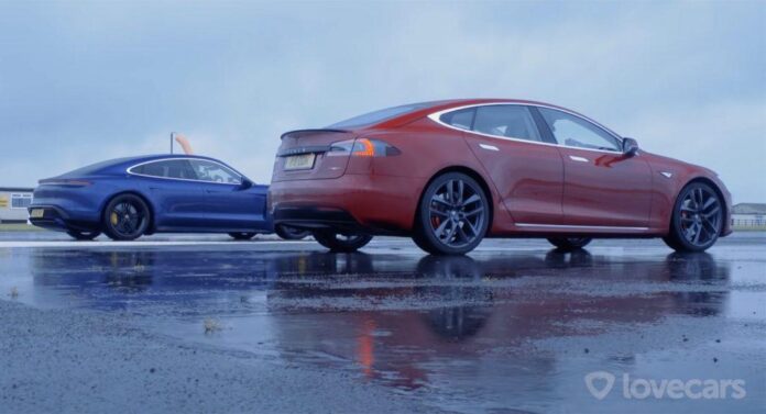 Блогеры сравнили возможности электрокаров Porsche Taycan и Tesla Model S на мокром асфальте