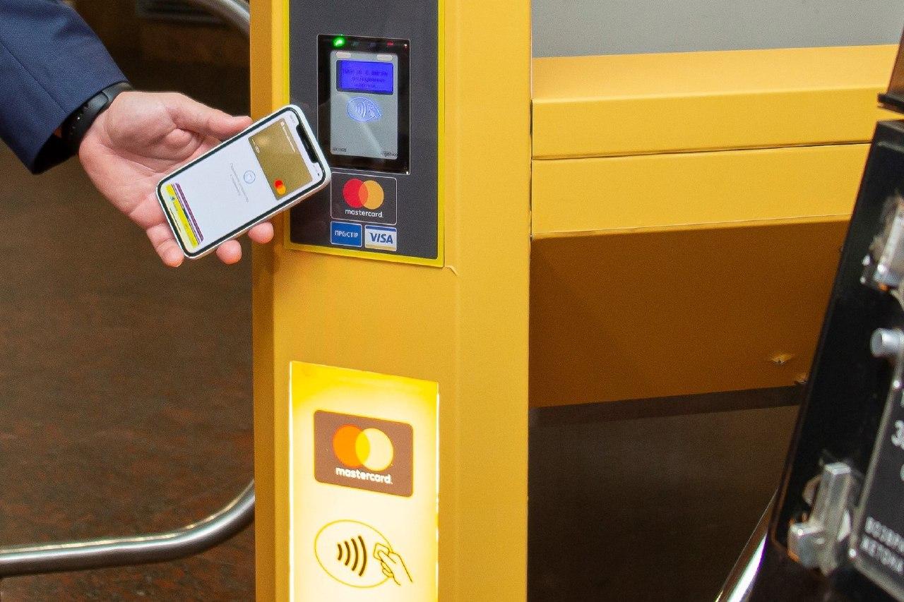 В метро Днепра заработала NFC-оплата проезда