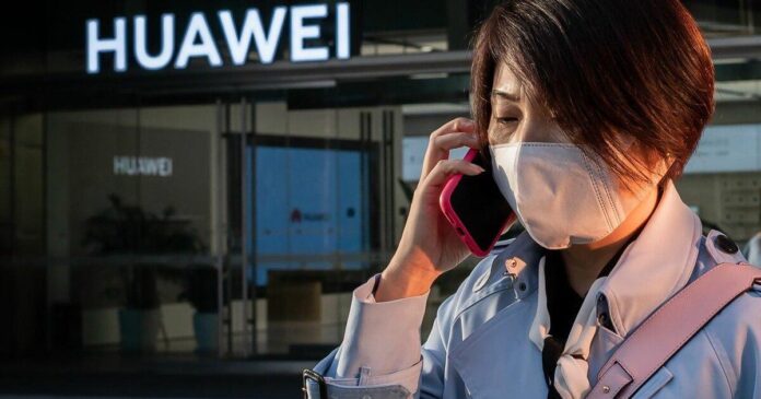 Китайцы начали массово скупать подорожавшие на 40% смартфоны Huawei