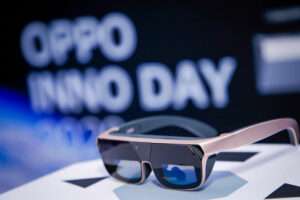 Китайская компания Oppo представила растягивающийся смартфон, инновационные очки и технологию цветовой коррекции зрения