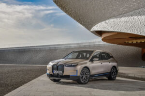 Электрический кроссовер BMW iX представлен официально
