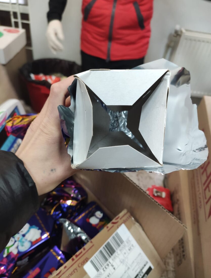 Передноворічний скандал в Новій пошті: «... вони зжерли цукерки і заклеїли коробку!»