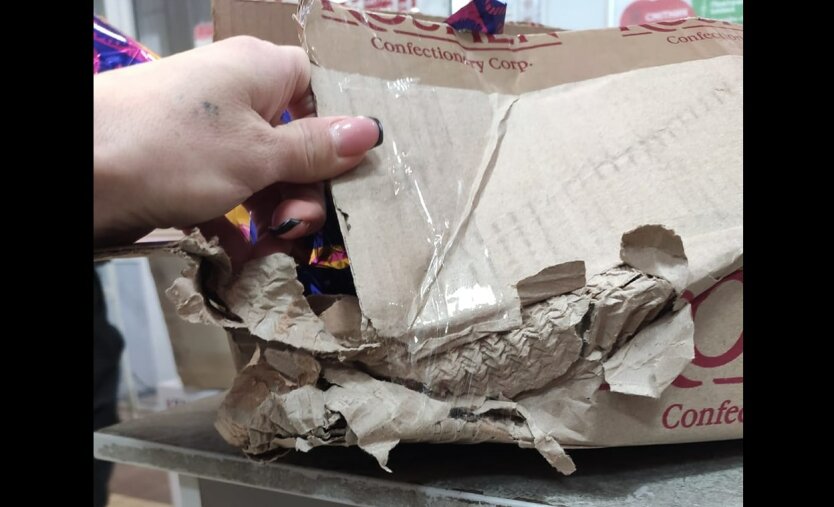 Предновогодний скандал в Новой почте: «…они сожрали конфеты и заклеили коробку!»