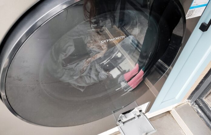 Флагманы с IP68 случайно бросили в стиральную машину