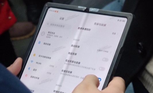 В Сеть утекли «живые» снимки складного смартфона Xiaomi