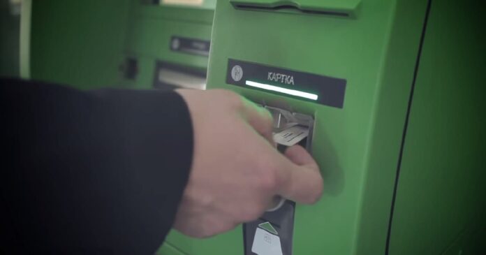 Иностранец похищал средства украинцев через банкоматы «Приватбанка»