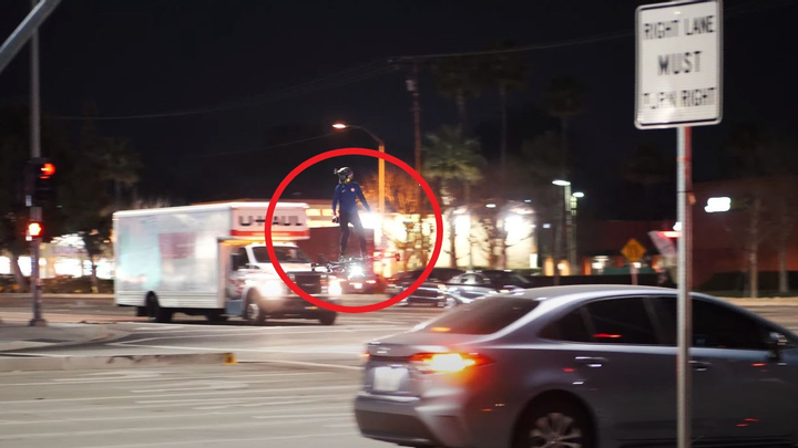 Американец удивил жителей Лос-Анжелеса полётом на ховерборде