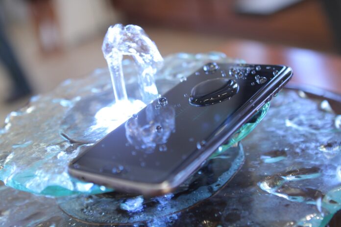 Как быстро высушить смартфон, упавший в воду