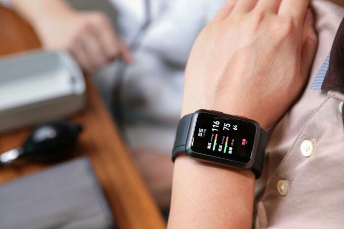 Huawei анонсировала первые «умные» часы с возможностью измерения артериального давления