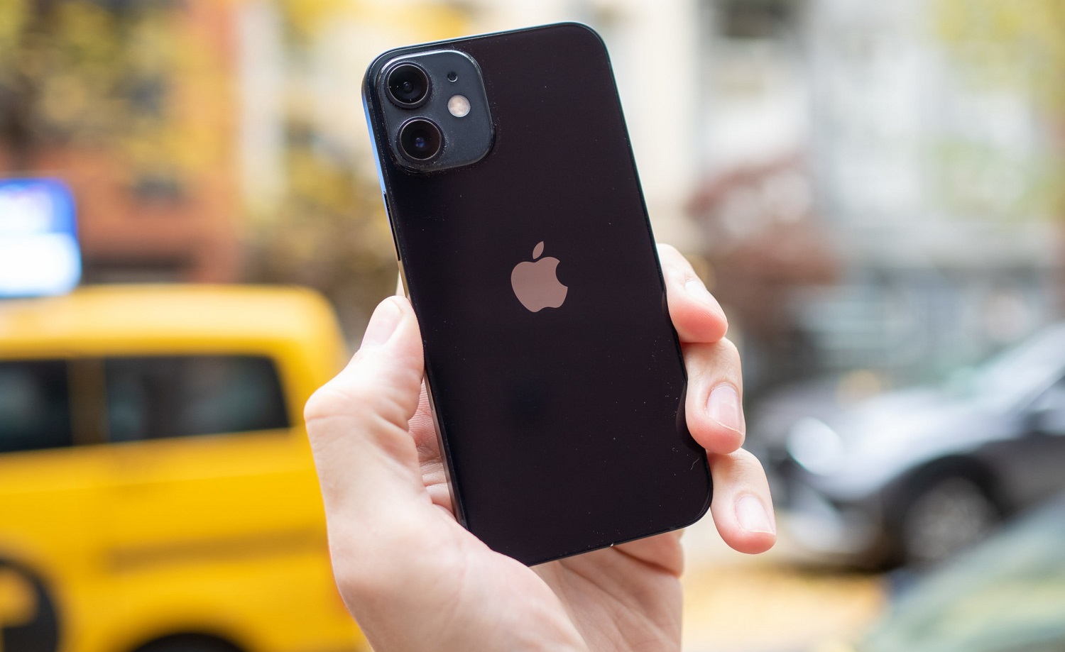 Apple прекращает производство iPhone 12 mini