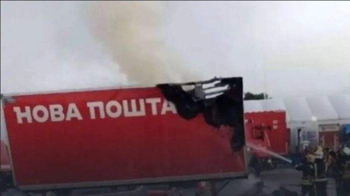 В Киеве сгорел грузовик с посылками «Новой почты». Кому и сколько компенсации выплатят