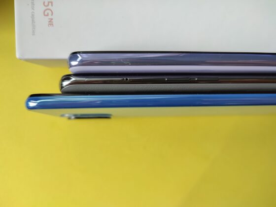 Левая грань (снизу Xiaomi и сверху Samsung)