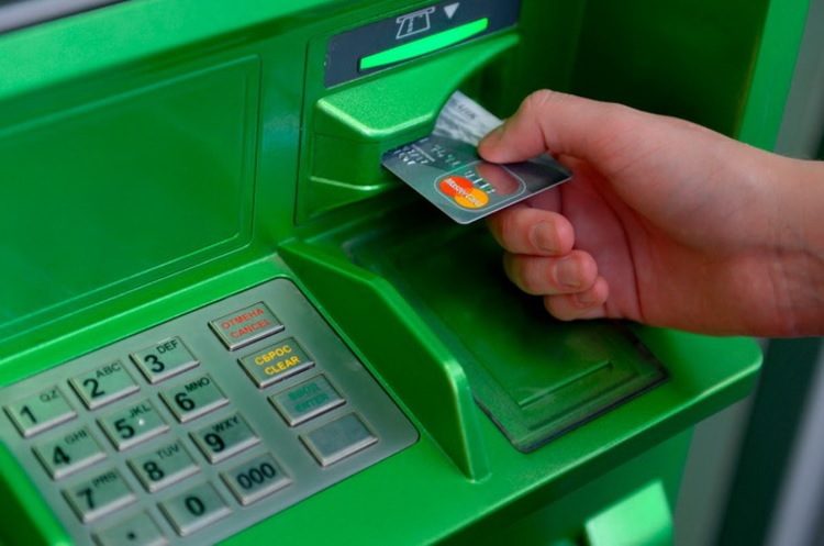 В ПриватБанке разъяснили порядок возврата «проглоченной» банкоматом карты