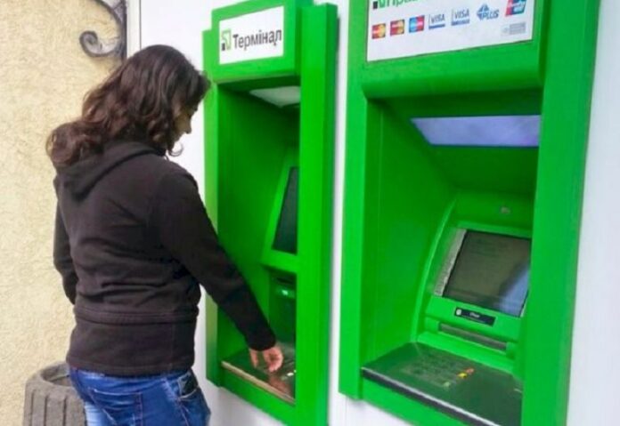 ПриватБанк начал уничтожать «проглоченные» банкоматами платежные карты
