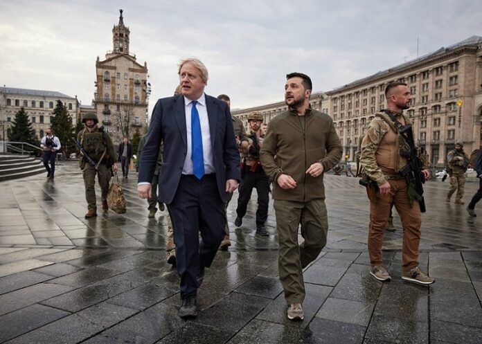 Зеленский и Джонсон гуляют по Киеву