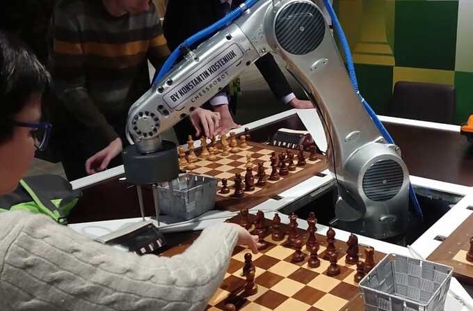 Робот-шахматист Chessrobot