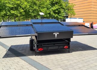 Прицеп Tesla с солнечными панелями и терминалом Starlink