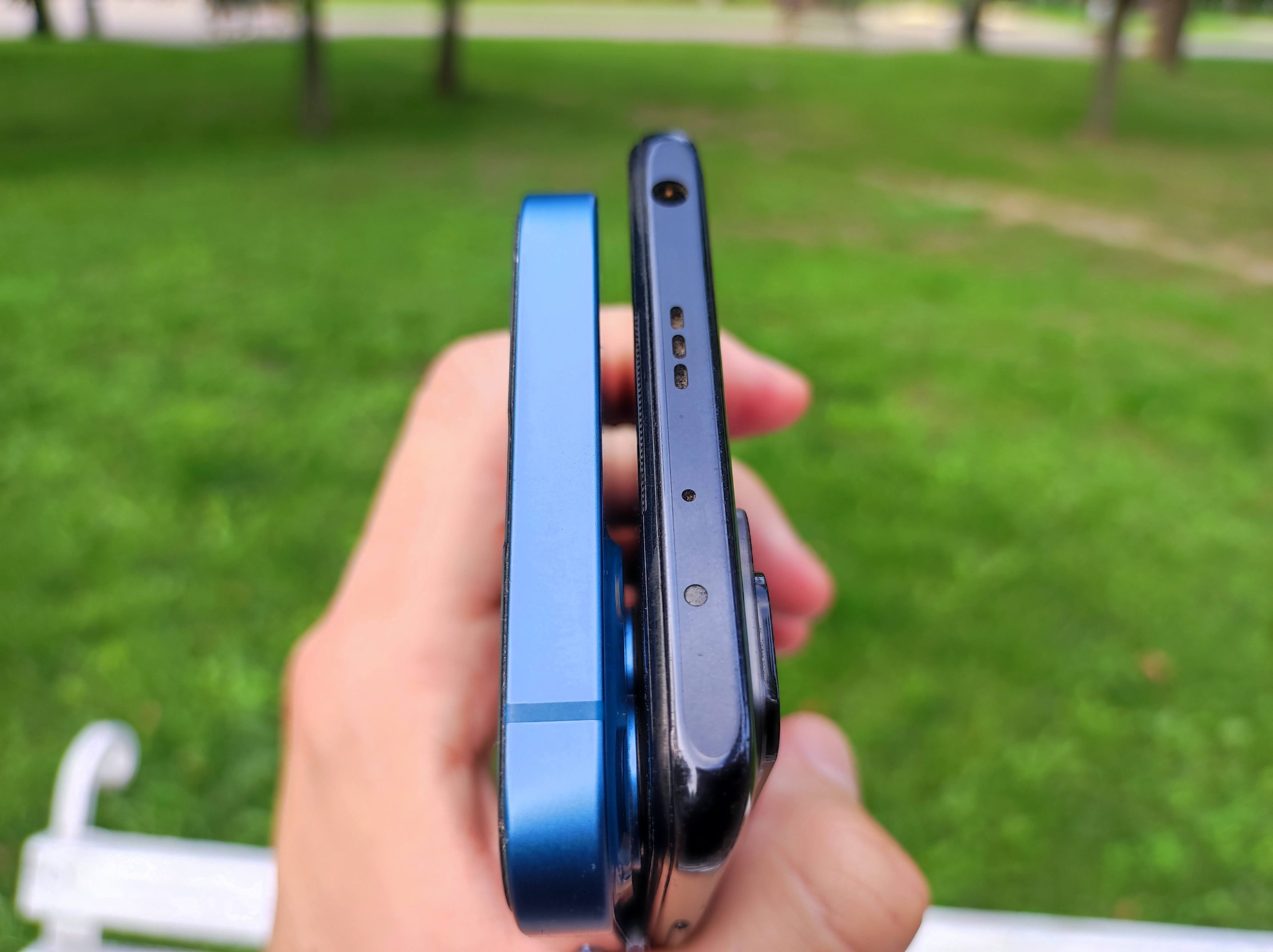 Толщина iPhone 13 и Redmi Note 10 Pro
