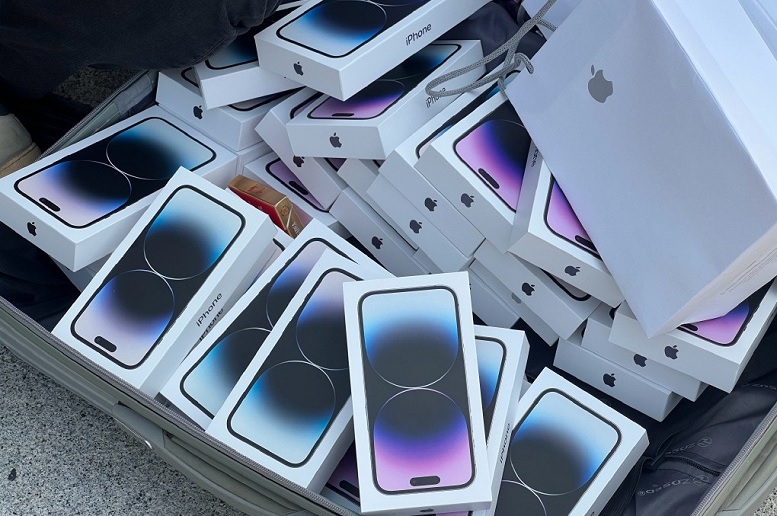 Продаж iPhone 14 китайськими спекулянтами з валізи на вулиці