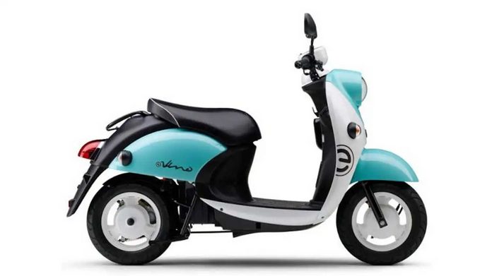 Представлен электронный скутер Yamaha E-Vino 2023 года выпуска с обновленными характеристиками и новыми цветовыми решениями