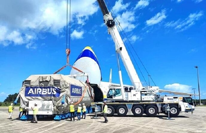 Погрузка спутника Airbus в украинский самолет "Руслан"
