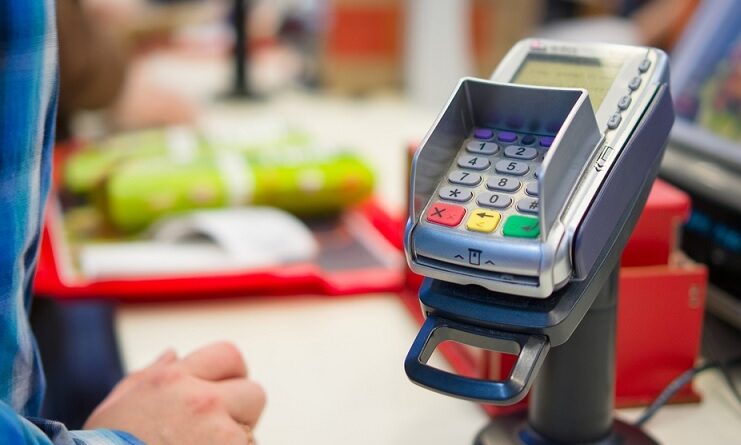 Обналичивание средств на кассе супермаркета