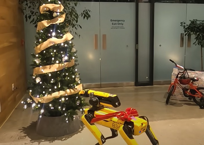 Роботы Boston Dynamics наряжают елку