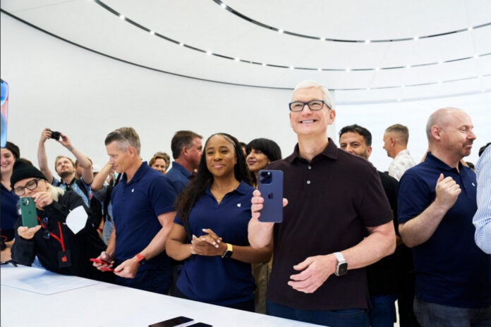 Генеральному директору Apple Тиму Куку в этом году сократят зарплату на $35 млн