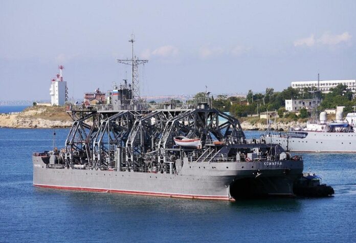Российский корабль "Волхвов" с подводным роботом
