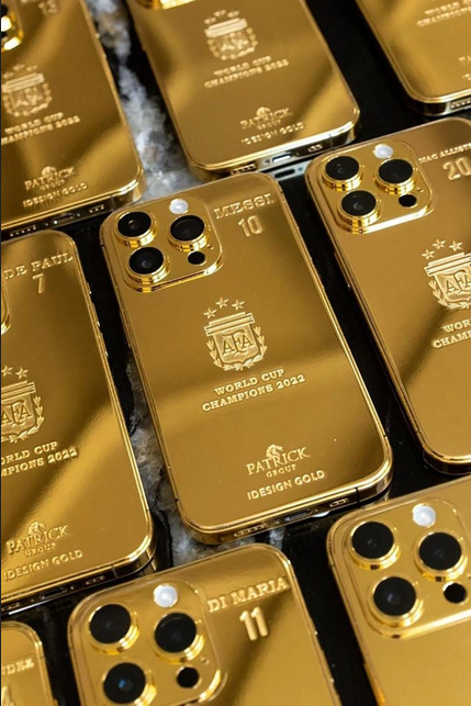 Лионель Месси дарит эксклюзивные золотые iPhone своим товарищам по команде