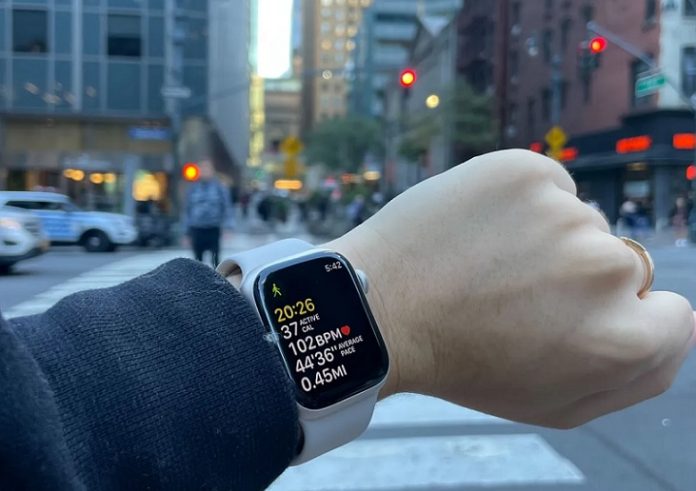 Новые Apple Watch получат гибкий экран на все запястье