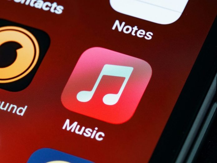 Последнее обновление Apple Music для Windows добавляет прокрутку лирики