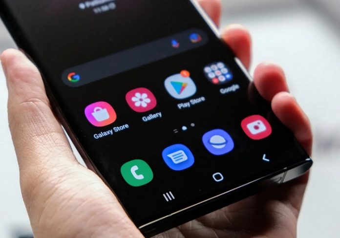Стало известно, какой смартфон Samsung первым получит предустановленную One UI 6