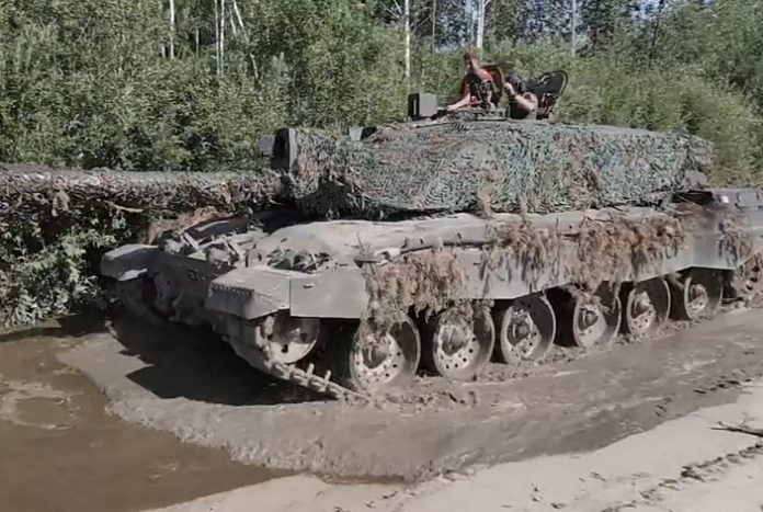 Бойцы ВСУ показали танк Challenger 2 в деле