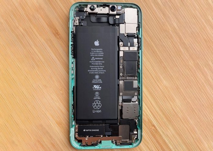 Apple начнет комплектовать iPhone съемными аккумуляторами