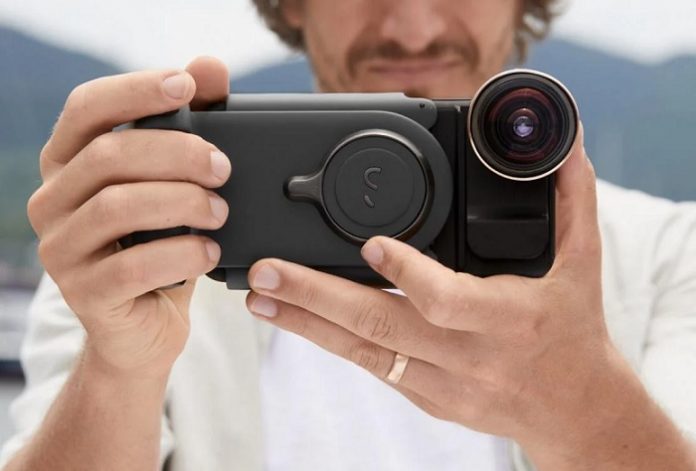 Аксессуар ProGrip Pro превращает в полноценную камеру любой смартфон