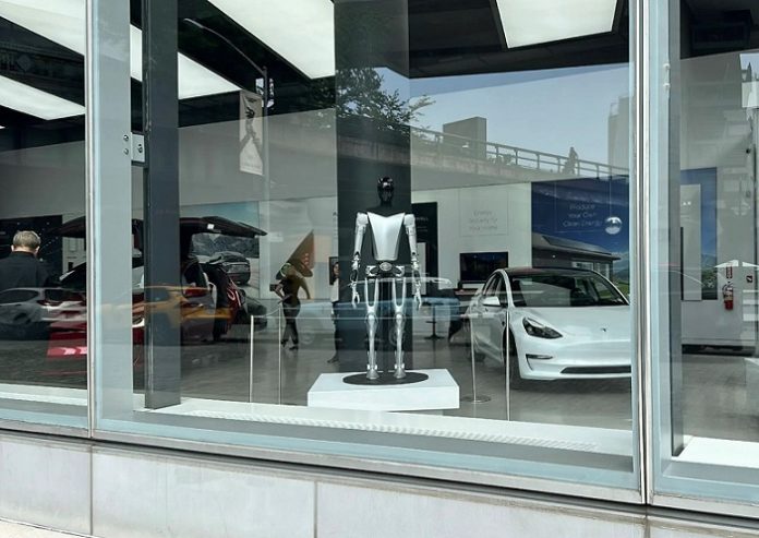 В одном из магазинов Tesla появились роботы-андроиды Optimus