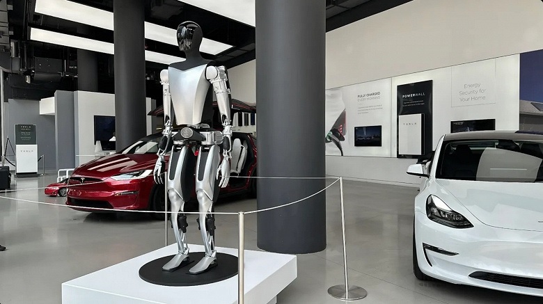 В одному з магазинів Tesla з'явилися роботи-андроїди Optimus