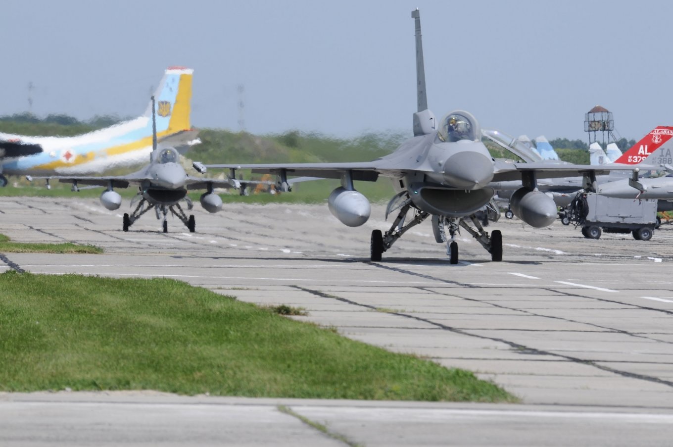 ВСУ показали фотографии истребителей F-16 в Украине
