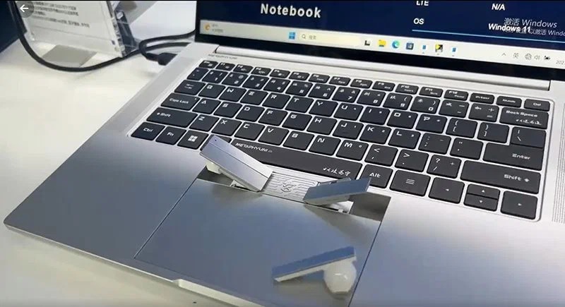 На конференции Intel в КНР показали лептоп с отсеками для наушников