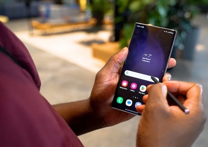 Смартфоны Samsung получат Android 14 одними из первых на рынке