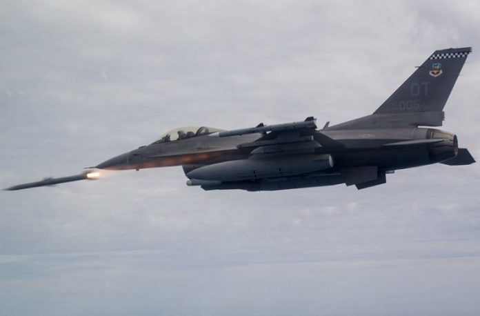 Названа стоимость ракеты AIM-120C-8 для F-16 с дальностью 160 км