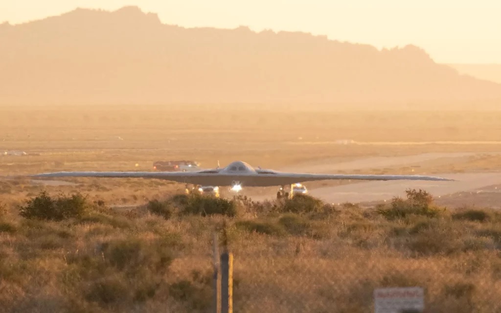 Опубликовано видео первого полета новейшего ракетоносца B-21 Raider